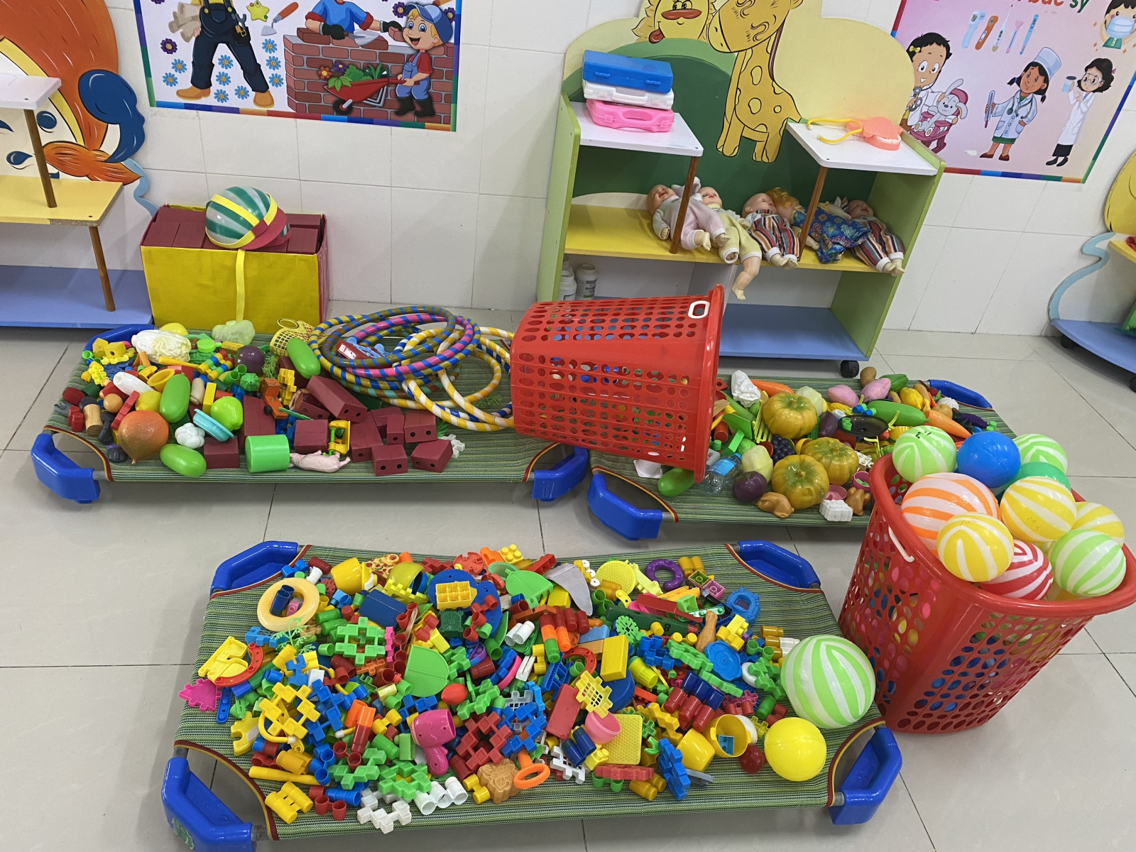 Các Cô phơi đồ chơi sau khi rửa sạch