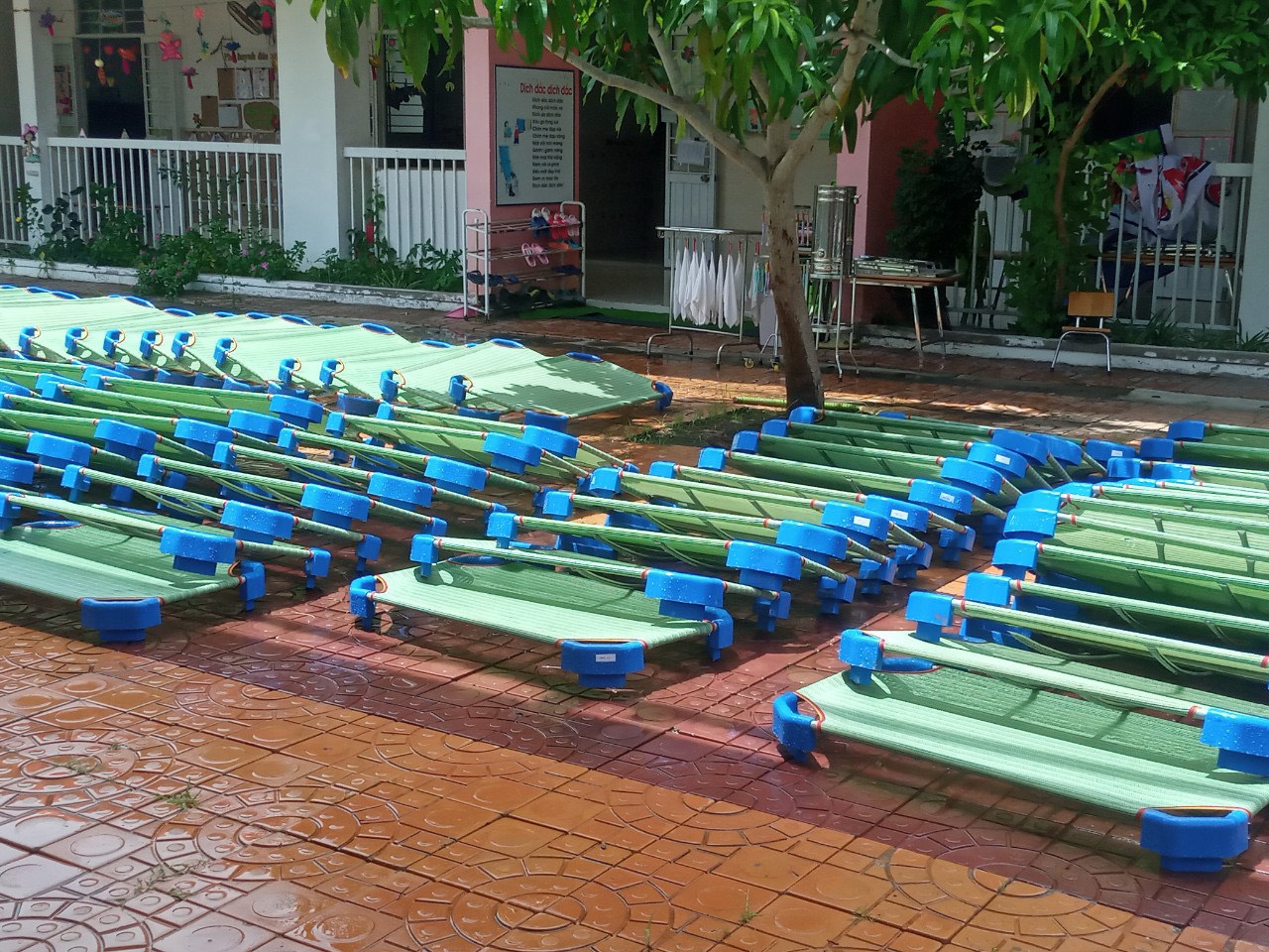 Các Cô phơi giường sau khi rửa