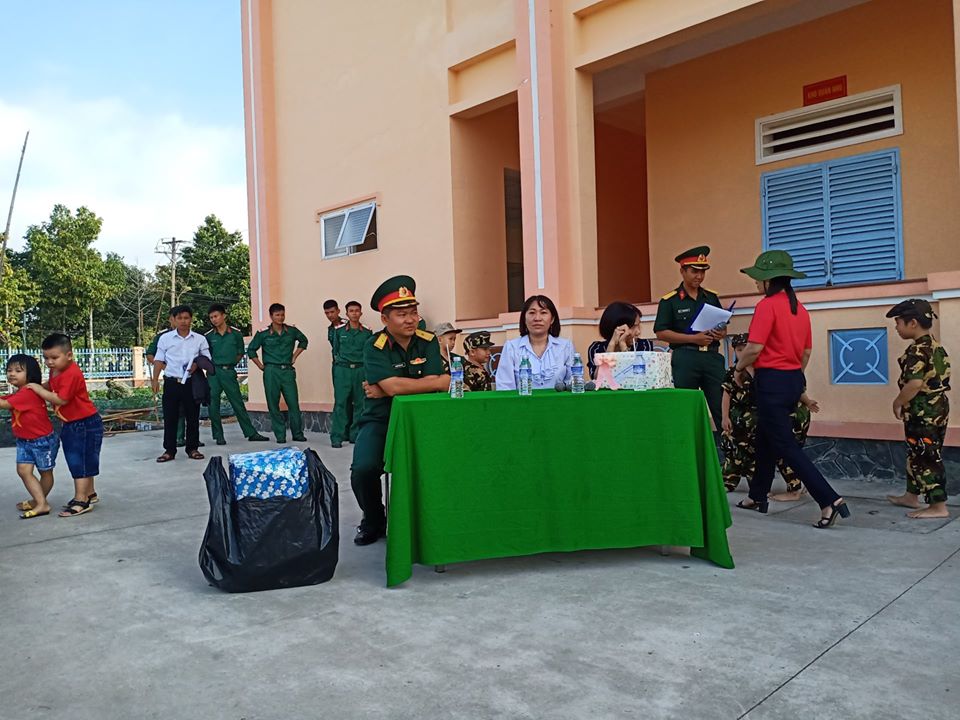 Các bé trường mầm non Hồng Phát được đi thăm doanh trại bộ đội